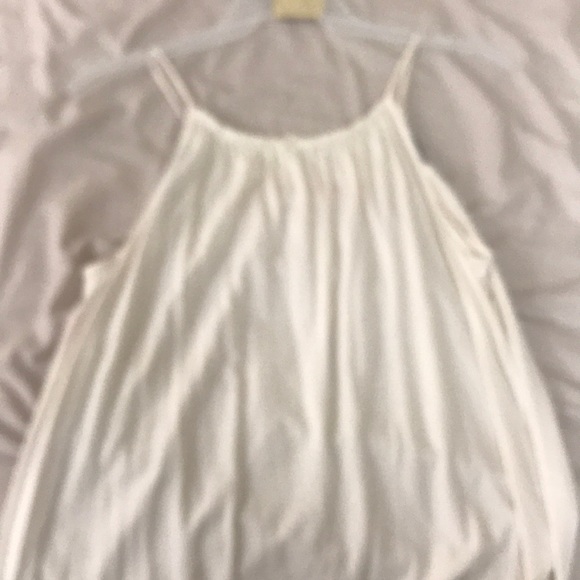 Cute old navy tank top - Picture 3 of 4